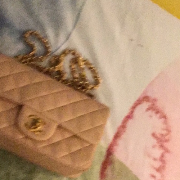 I’m selling the Chanel bag for cheep! - Picture 2 of 5